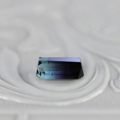 バイカラートルマリン 0.80ct エメラルドカット 6.8mm×3.9mm×3.3mm【MJ2787】