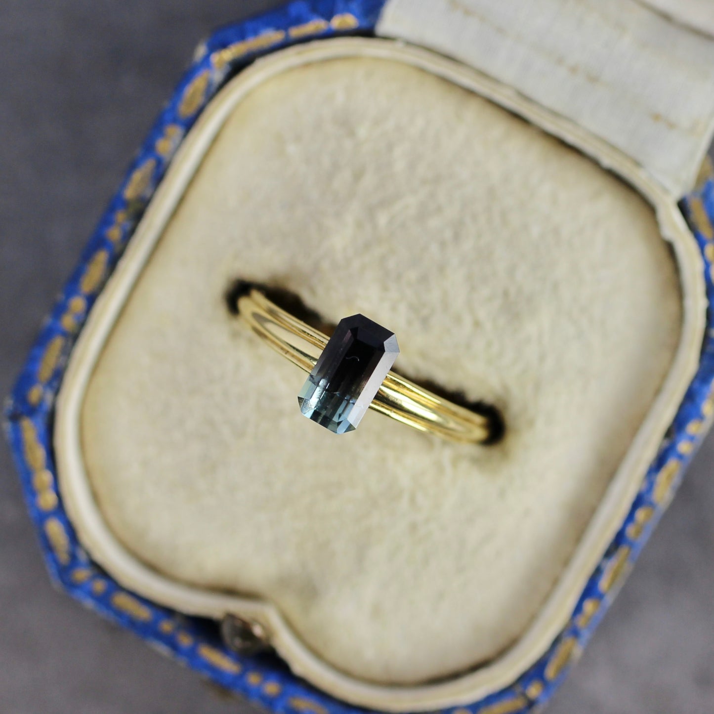 バイカラートルマリン 0.80ct エメラルドカット 6.8mm×3.9mm×3.3mm【MJ2787】