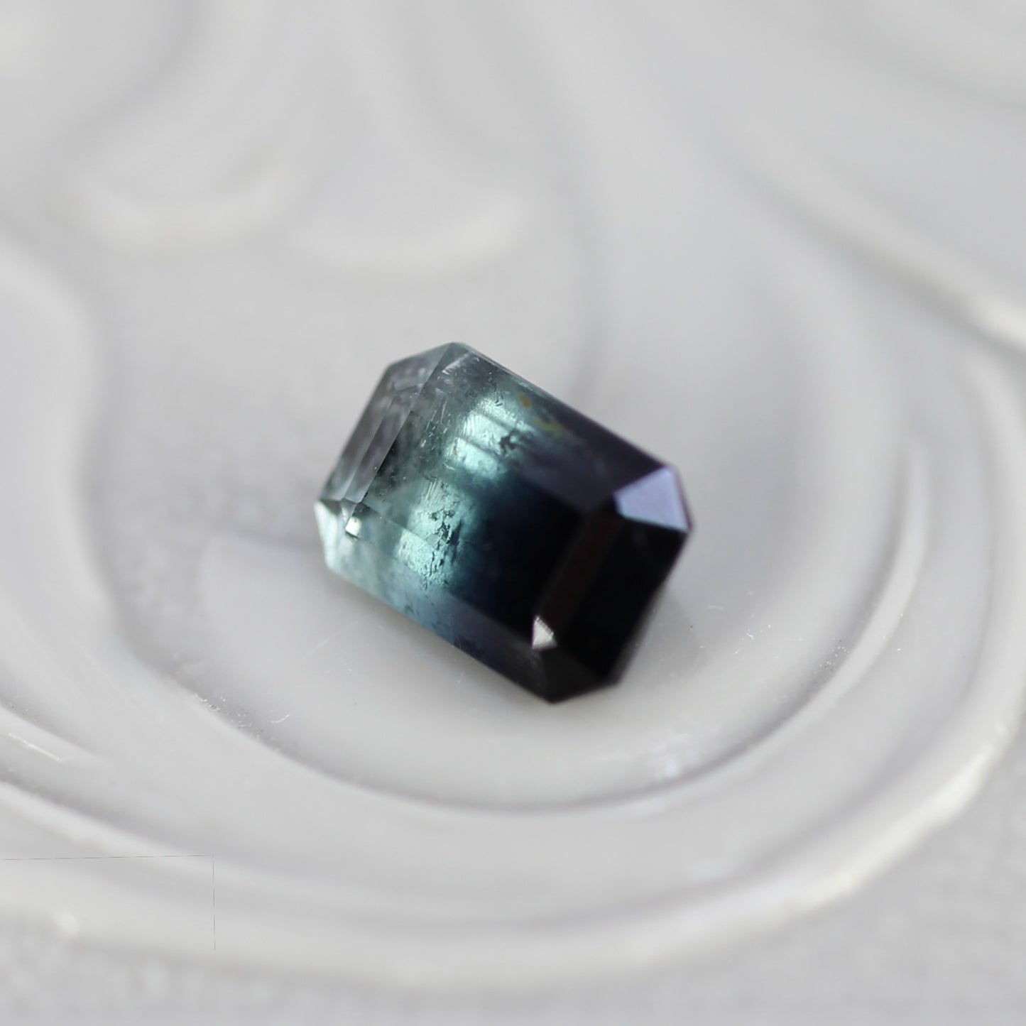 バイカラートルマリン 0.47ct エメラルドカット 5.4mm×3.6mm×2.8mm【MJ2788】