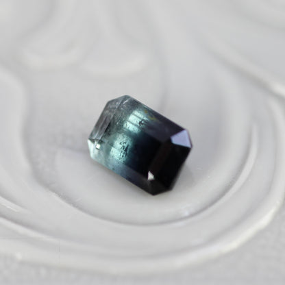 バイカラートルマリン 0.47ct エメラルドカット 5.4mm×3.6mm×2.8mm【MJ2788】
