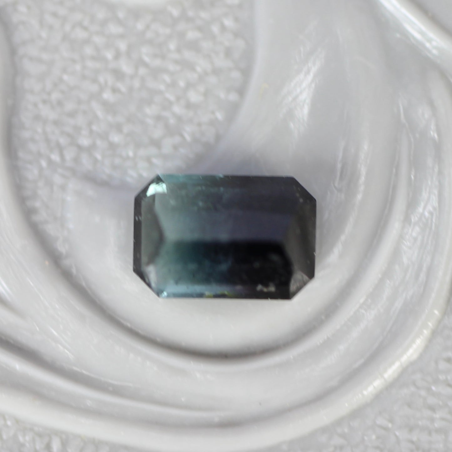 バイカラートルマリン 0.47ct エメラルドカット 5.4mm×3.6mm×2.8mm【MJ2788】