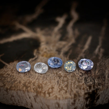 シルキー バイカラーサファイア 0.70ct オーバルカット 5.7mm×4.4mm×3.1mm【MJ3058】