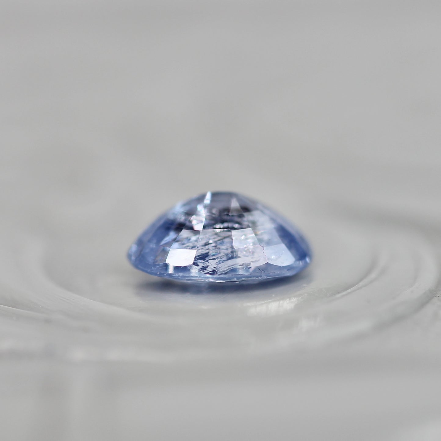 イリデッセンスサファイア 0.85ct オーバルカット 6.4mm×5.0mm×2.9mm【MJ3062】