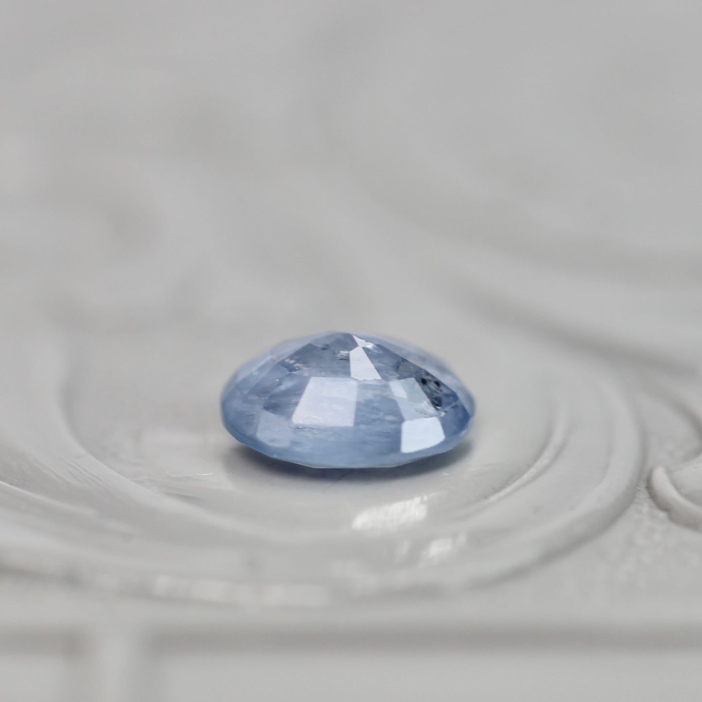 イリデッセンスサファイア 0.80ct オーバルカット 6.0mm×5.0mm×2.7mm【MJ3061】