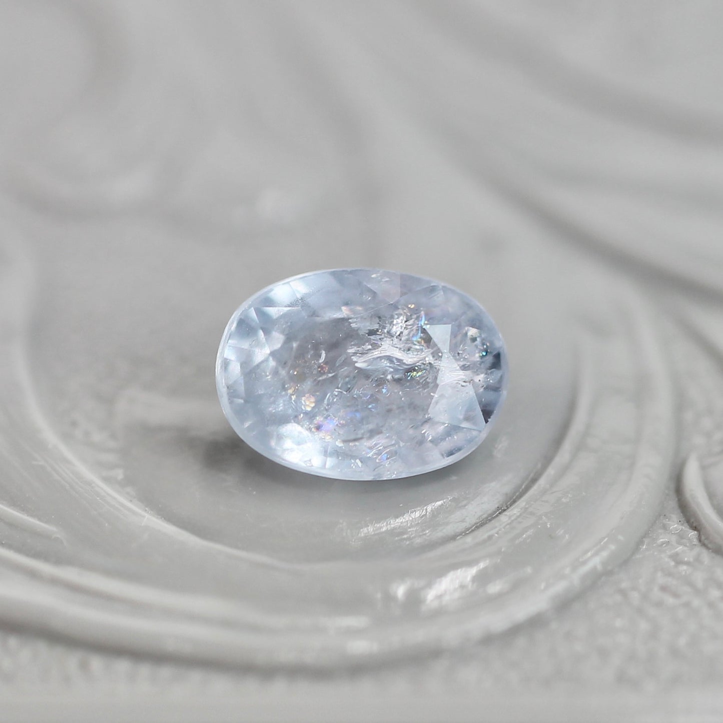 イリデッセンスサファイア 0.81ct オーバルカット 6.1mm×4.5mm×3.1mm【MJ3060】