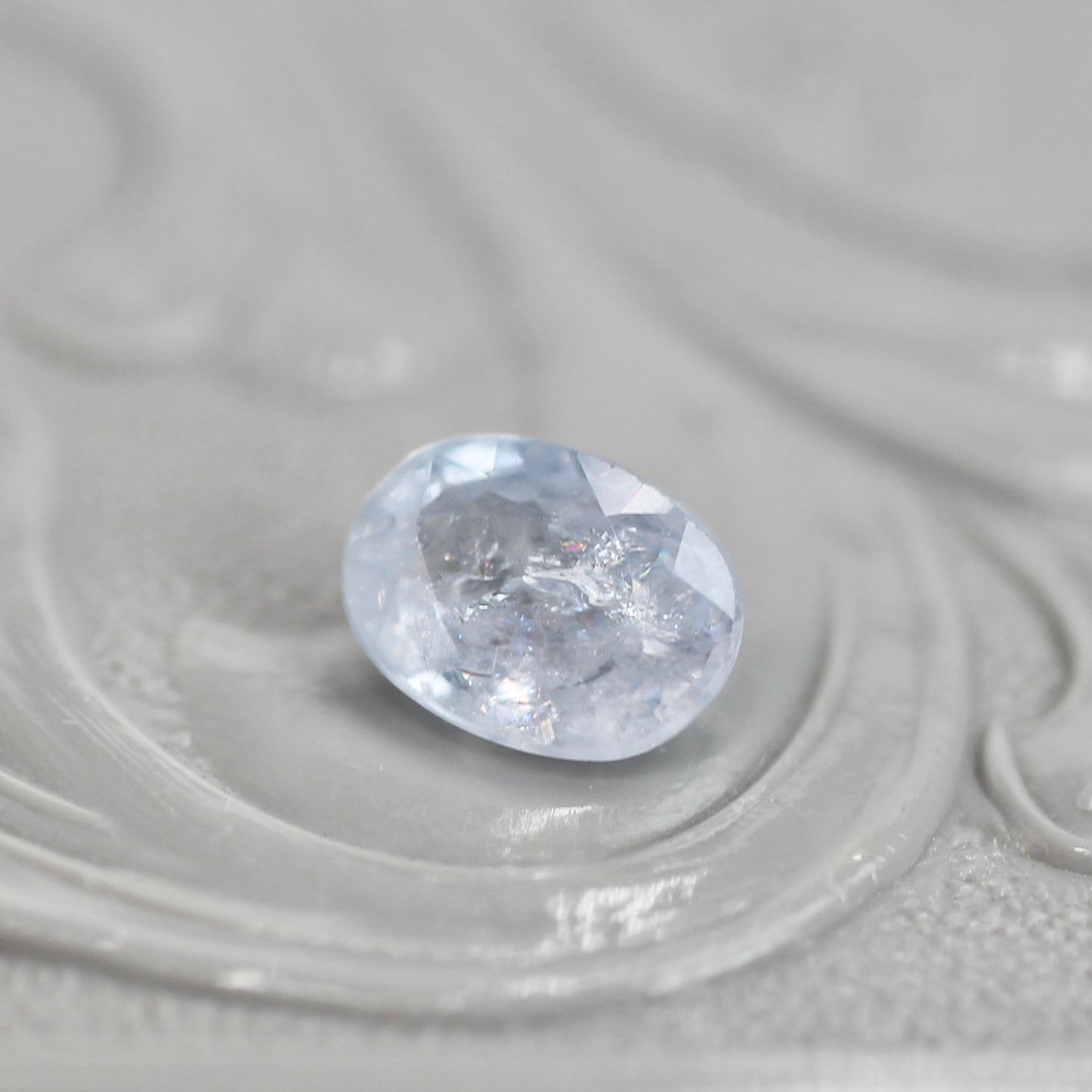 イリデッセンスサファイア 0.81ct オーバルカット 6.1mm×4.5mm×3.1mm【MJ3060】