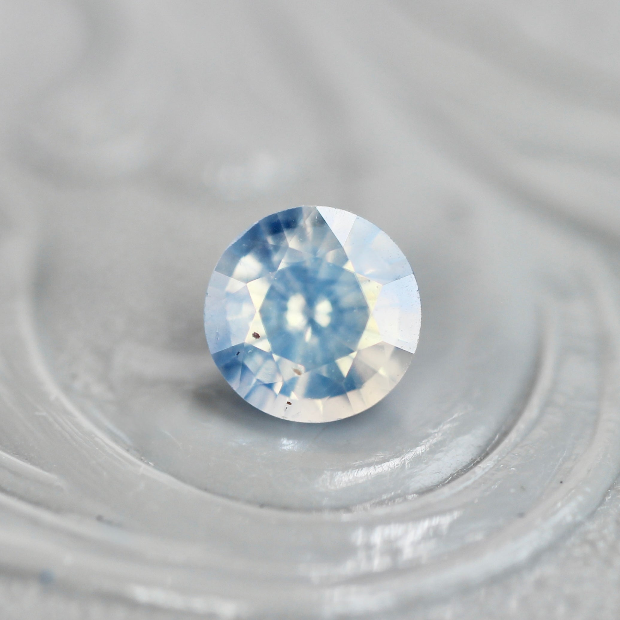 シルキーサファイア 0.63ct ラウンドカット 4.8mm×4.8mm×3.5mm シルキーサファイア 0.63ct ラウンドカット 4.8mm×4.8mm×3.5mm