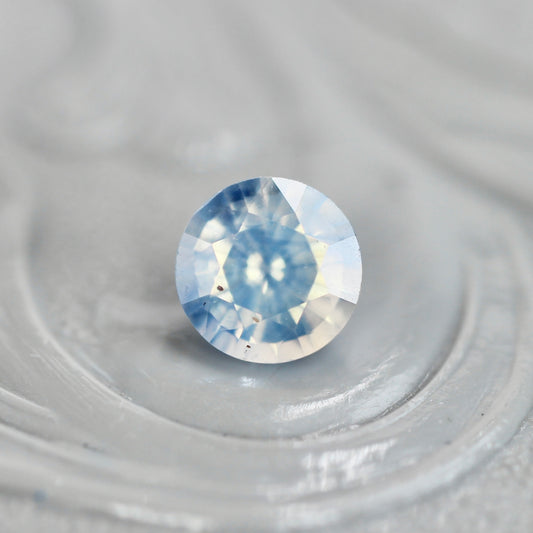 シルキーサファイア 0.63ct ラウンドカット 4.8mm×4.8mm×3.5mm【MJ3059】