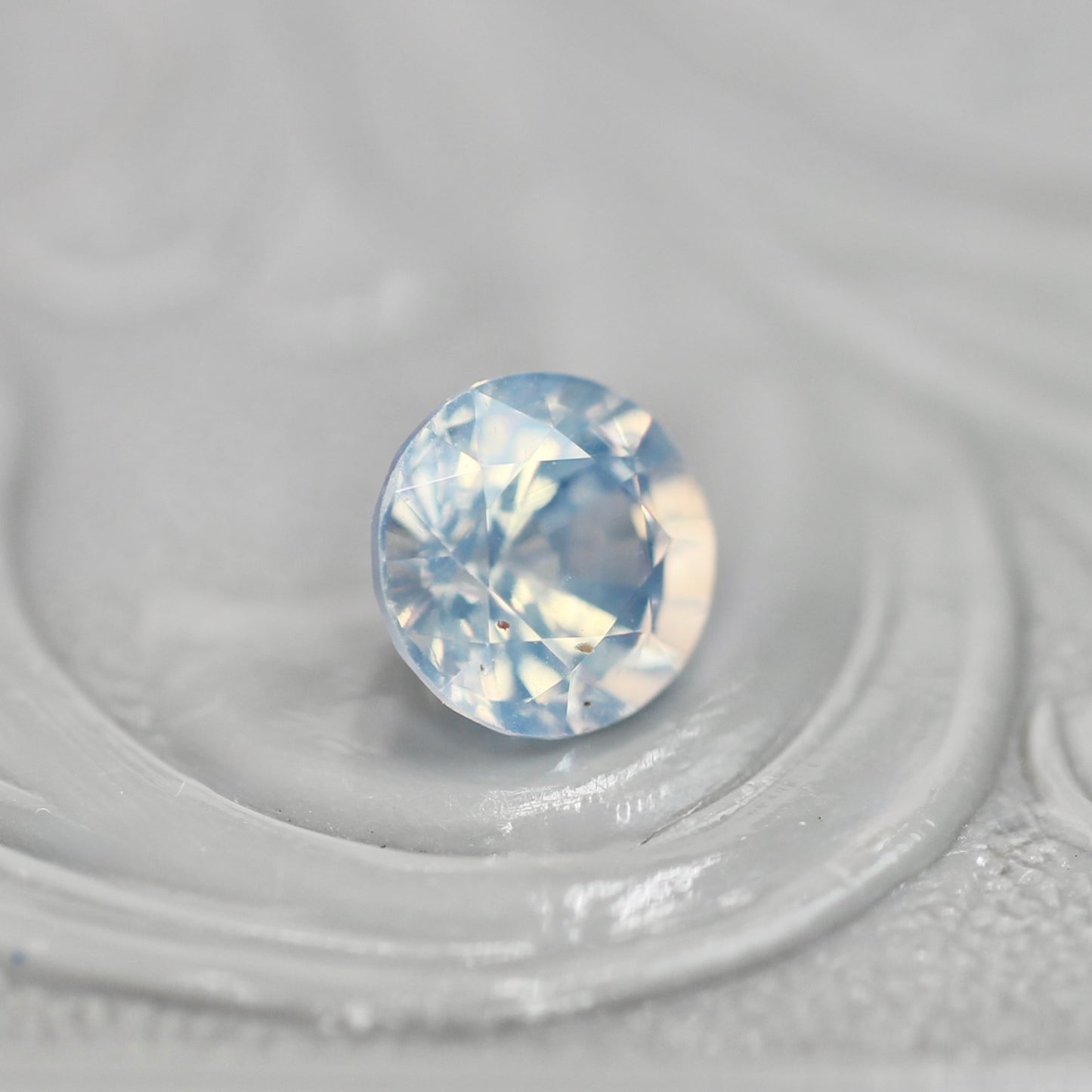 シルキーサファイア 0.63ct ラウンドカット 4.8mm×4.8mm×3.5mm【MJ3059】