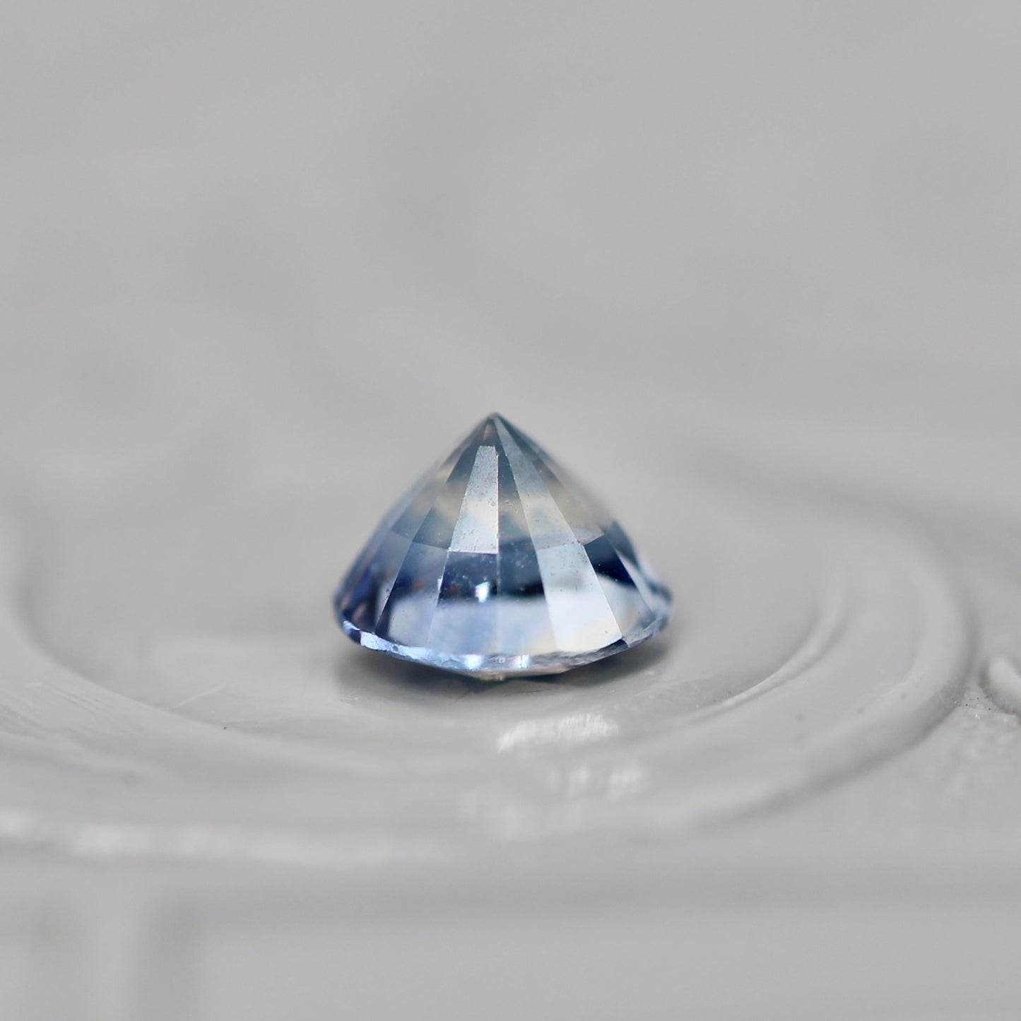 シルキーサファイア 0.63ct ラウンドカット 4.8mm×4.8mm×3.5mm【MJ3059】