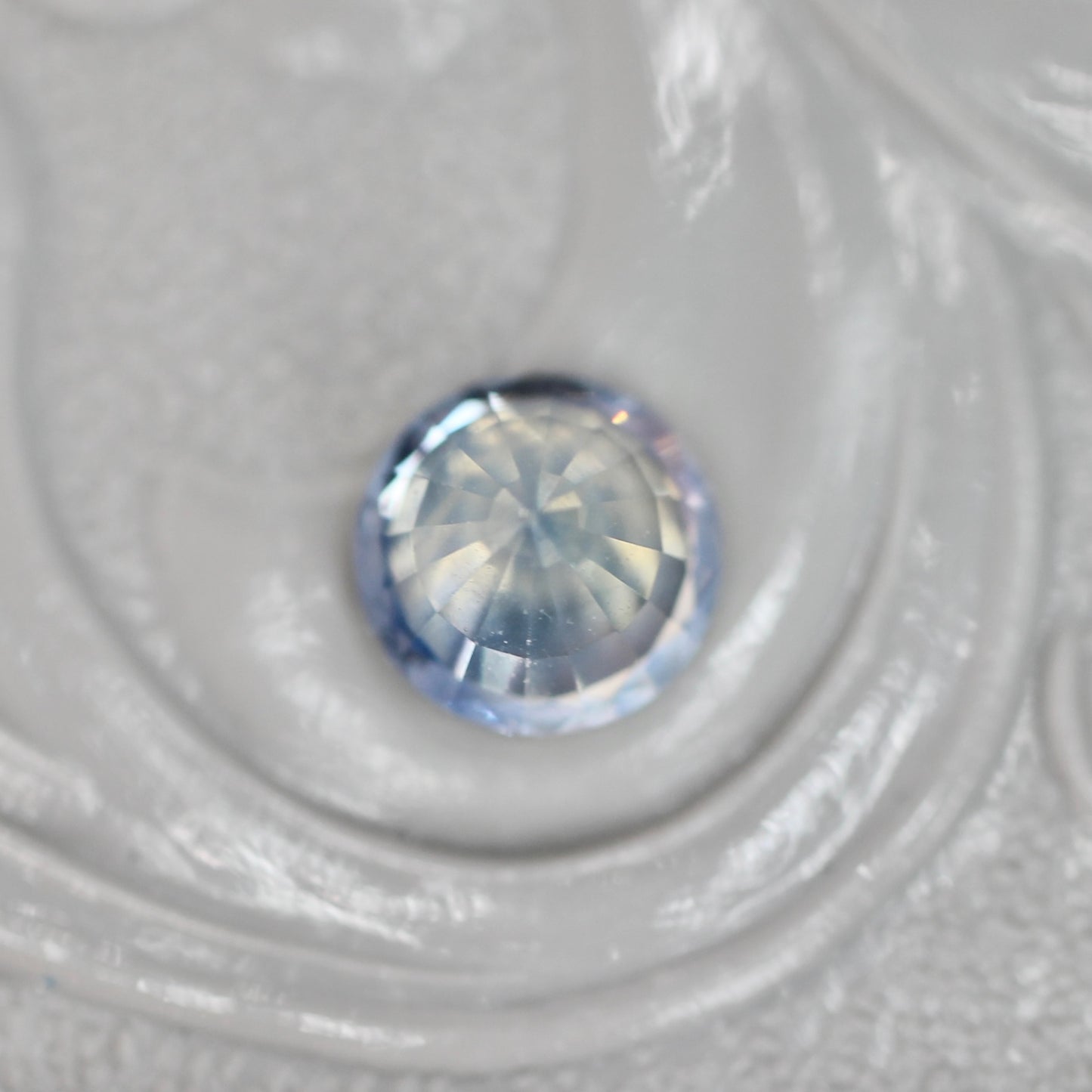 シルキーサファイア 0.63ct ラウンドカット 4.8mm×4.8mm×3.5mm【MJ3059】