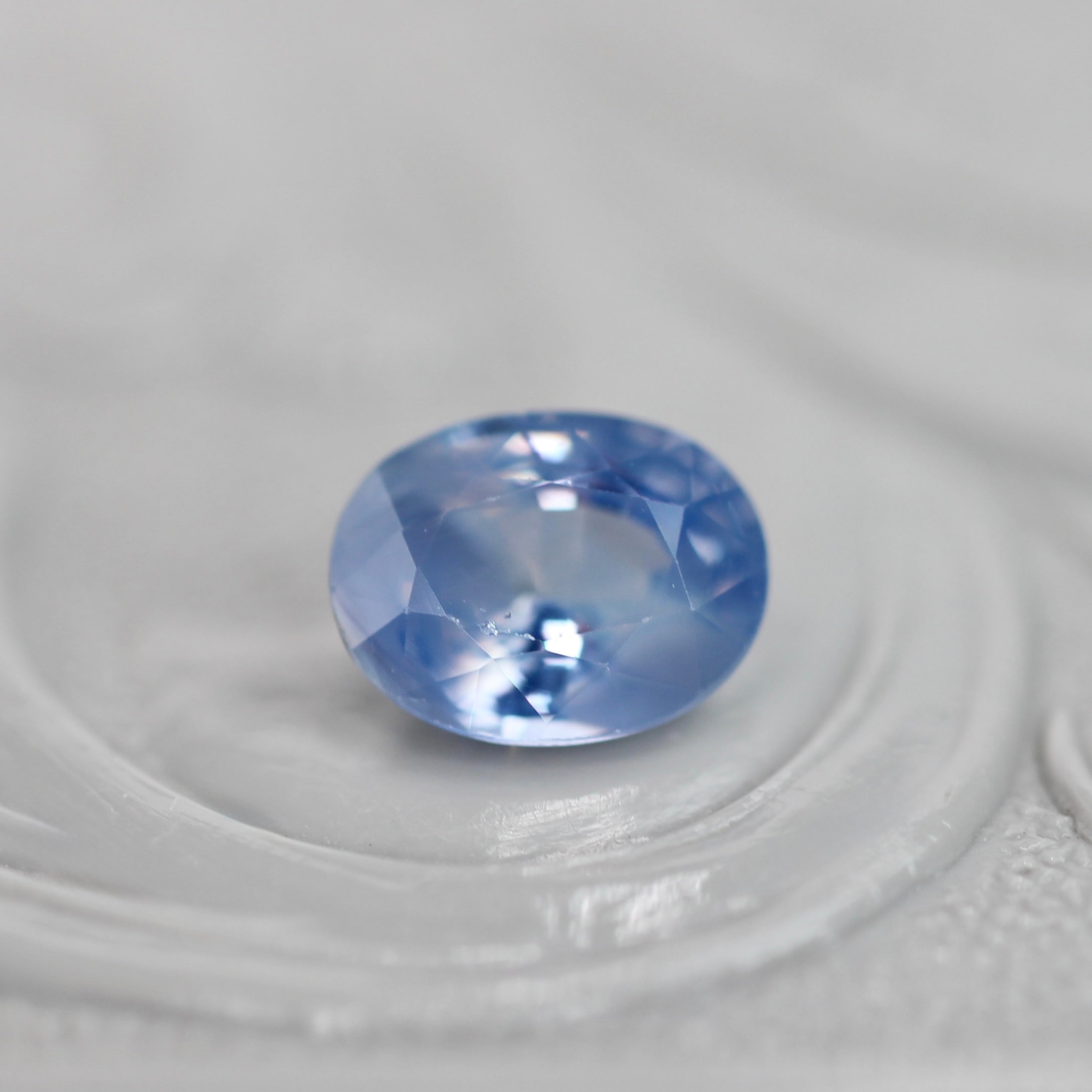 シルキー バイカラーサファイア 0.70ct オーバルカット 5.7mm
