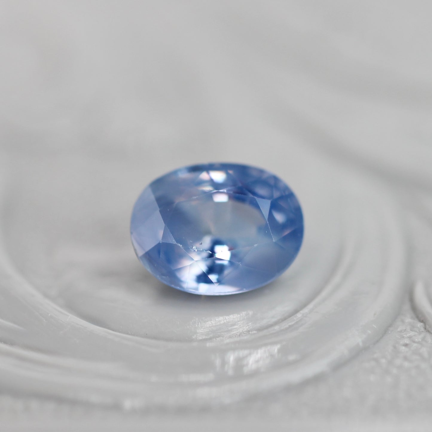 シルキー バイカラーサファイア 0.70ct オーバルカット 5.7mm×4.4mm×3.1mm【MJ3058】