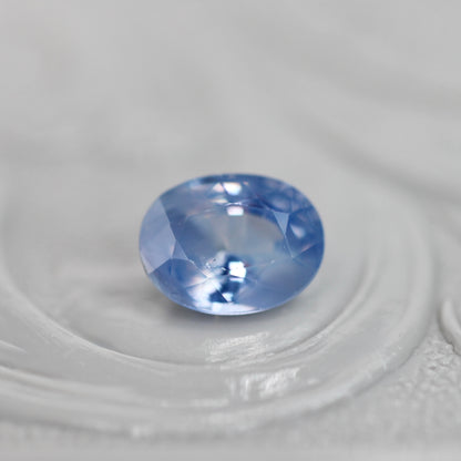シルキー バイカラーサファイア 0.70ct オーバルカット 5.7mm×4.4mm×3.1mm【MJ3058】