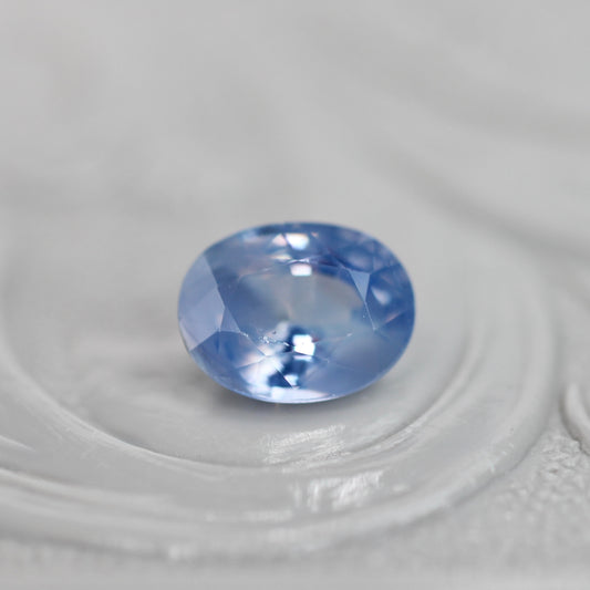 シルキー バイカラーサファイア 0.70ct オーバルカット 5.7mm×4.4mm×3.1mm【MJ3058】