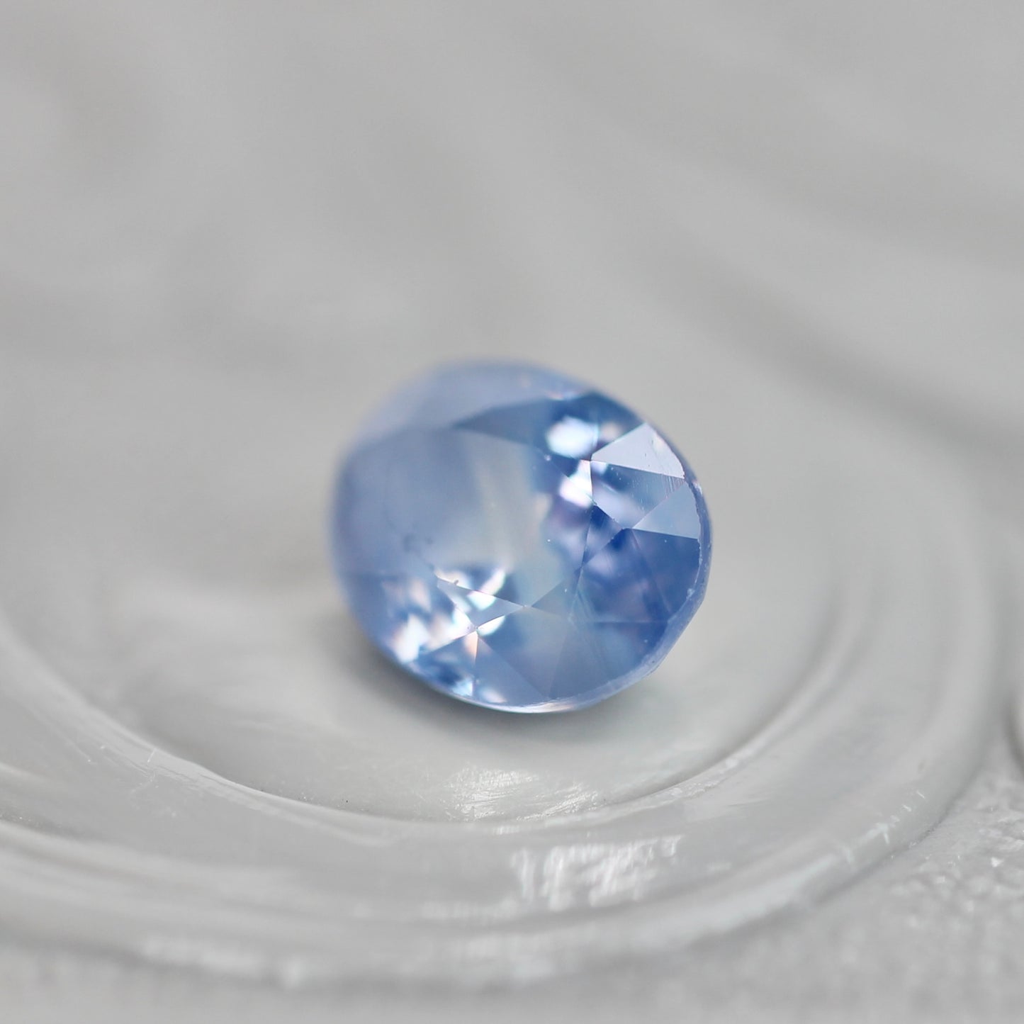シルキー バイカラーサファイア 0.70ct オーバルカット 5.7mm×4.4mm×3.1mm【MJ3058】
