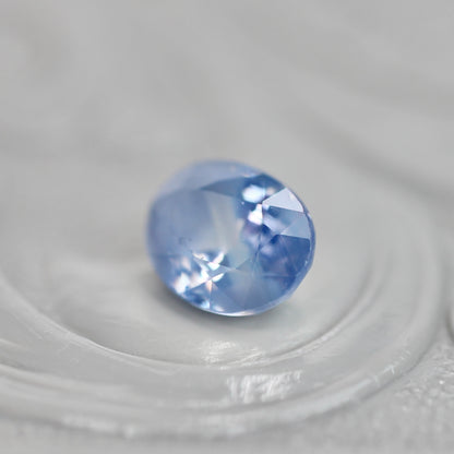 シルキー バイカラーサファイア 0.70ct オーバルカット 5.7mm×4.4mm×3.1mm【MJ3058】
