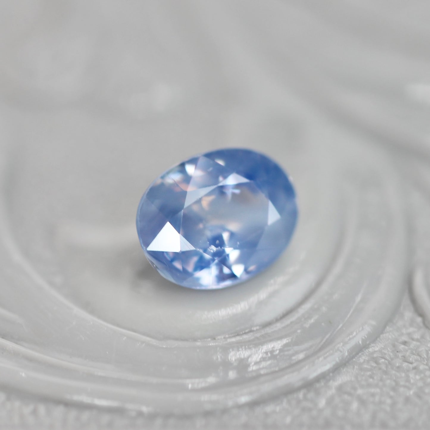 シルキー バイカラーサファイア 0.70ct オーバルカット 5.7mm×4.4mm×3.1mm【MJ3058】