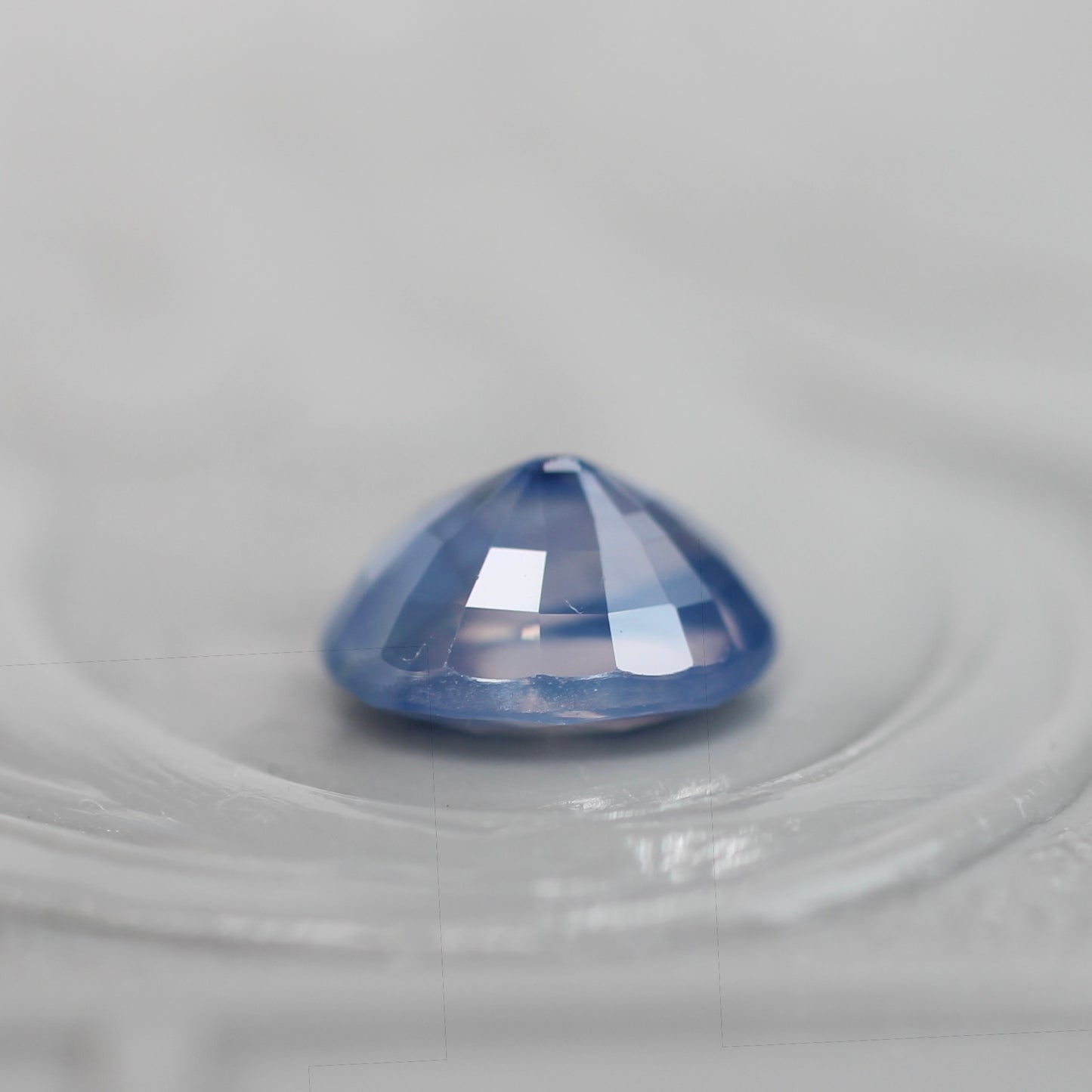 シルキー バイカラーサファイア 0.70ct オーバルカット 5.7mm×4.4mm×3.1mm【MJ3058】