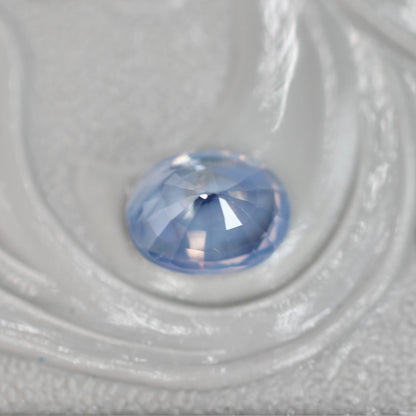 シルキー バイカラーサファイア 0.70ct オーバルカット 5.7mm×4.4mm×3.1mm【MJ3058】