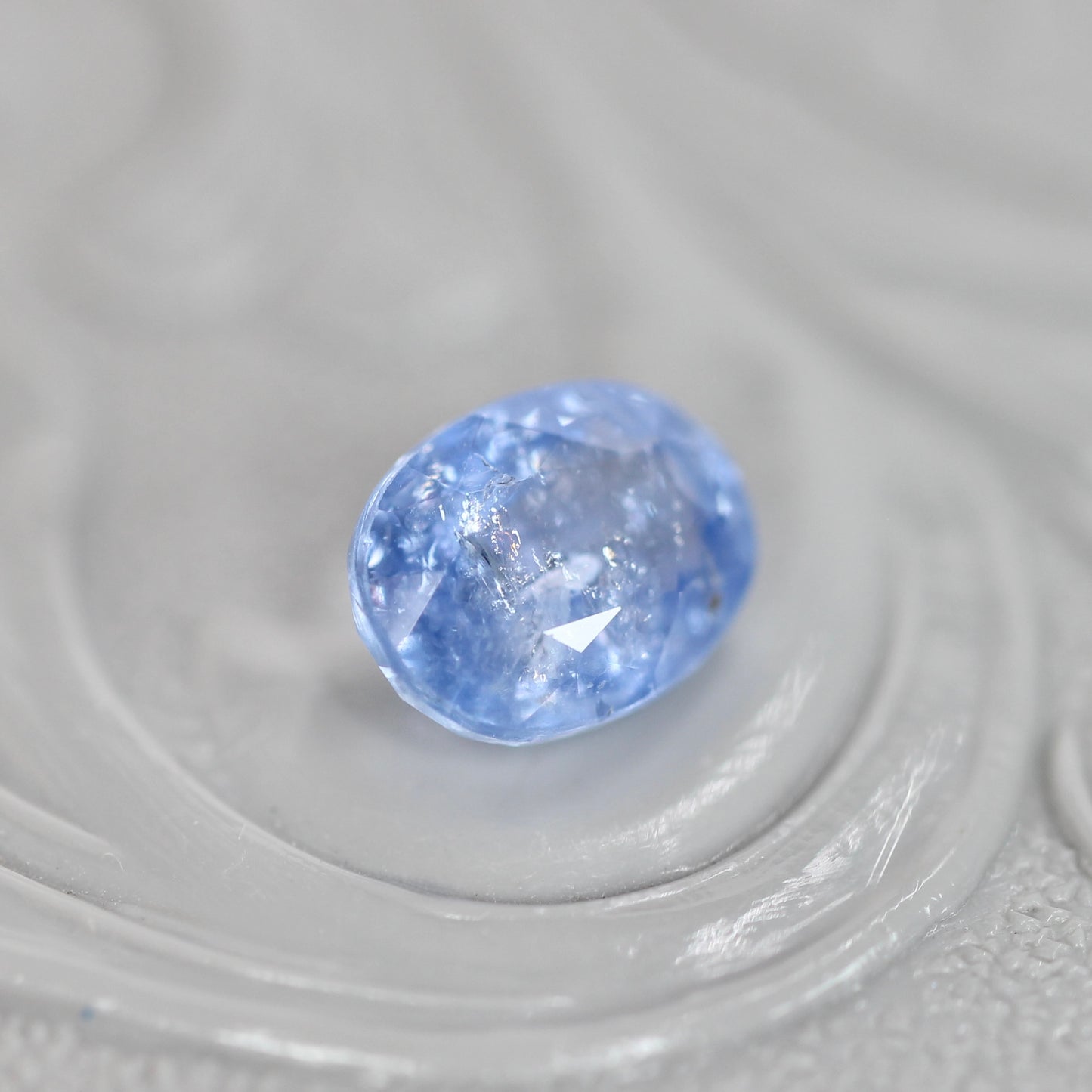 イリデッセンスサファイア 0.98ct オーバルカット 6.1mm×4.7mm×3.3mm【MJ3057】