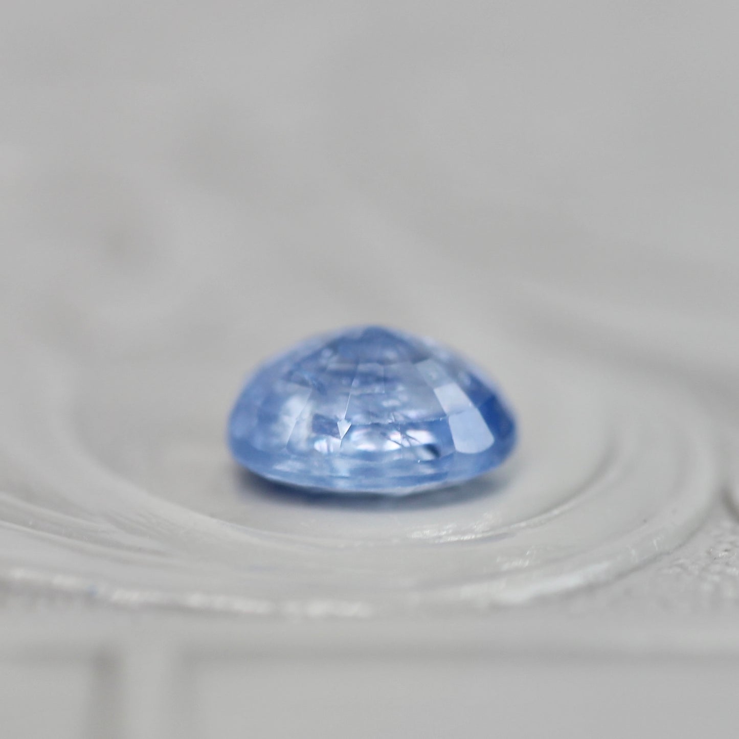イリデッセンスサファイア 0.98ct オーバルカット 6.1mm×4.7mm×3.3mm【MJ3057】