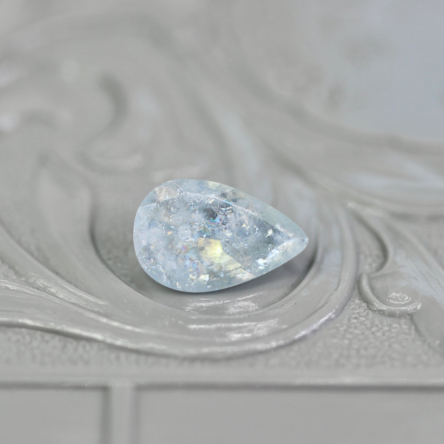 レインボーアクアマリン 0.86ct ペアシェイプカット  8.7mm×5.6mm×3.3mm【MJ2792】