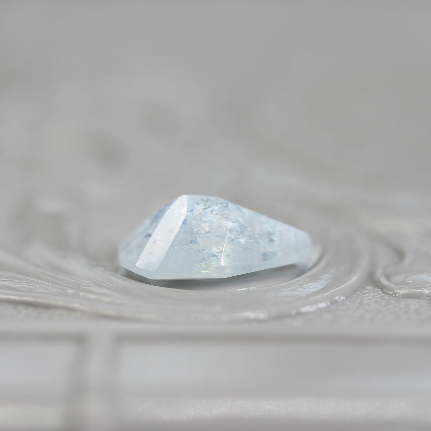 レインボーアクアマリン 0.86ct ペアシェイプカット  8.7mm×5.6mm×3.3mm【MJ2792】