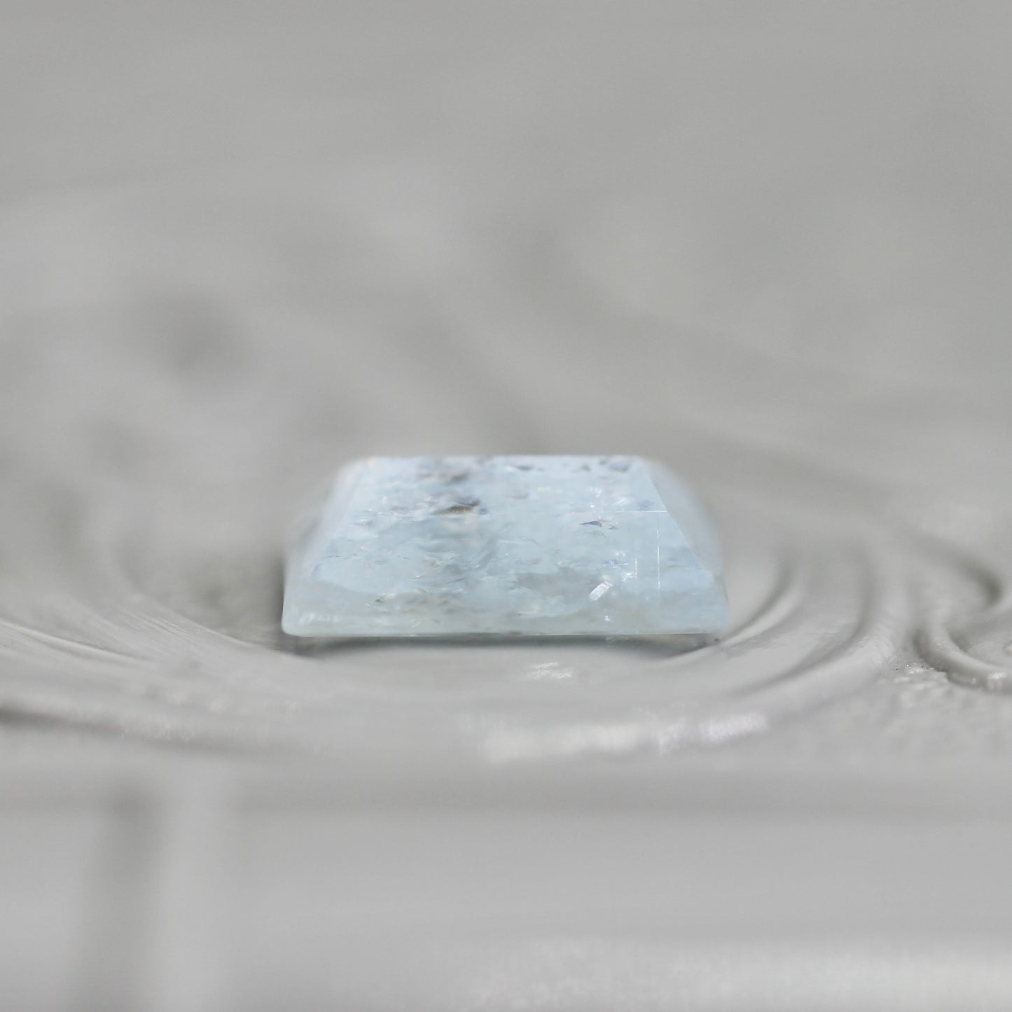 レインボーアクアマリン 0.76ct レクタングルカット  7.2mm×4.8mm×2.5mm【MJ2794】