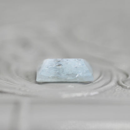 レインボーアクアマリン 0.76ct レクタングルカット  7.2mm×4.8mm×2.5mm【MJ2794】