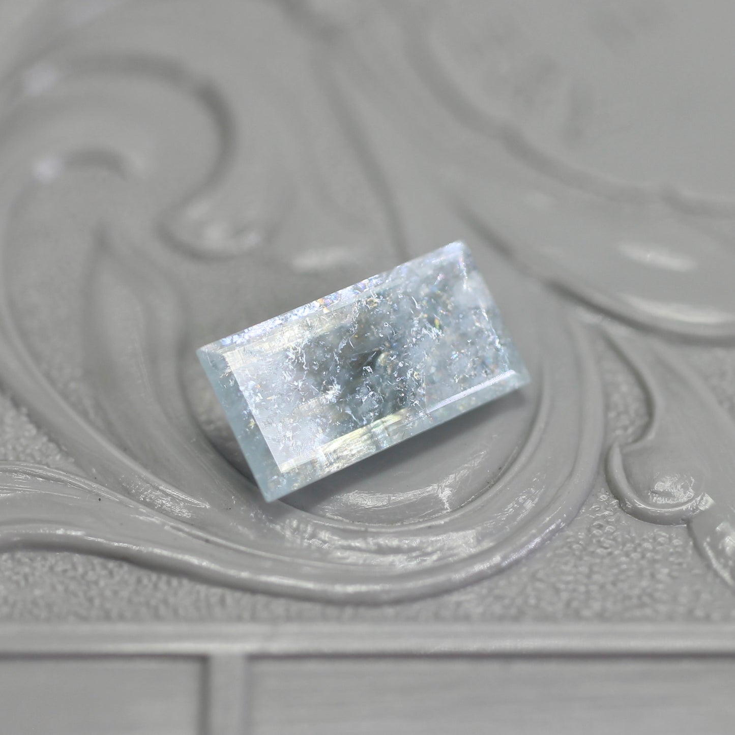 レインボーアクアマリン 1.17ct レクタングルカット  9.6mm×5.2mm×2.7mm【MJ2795】