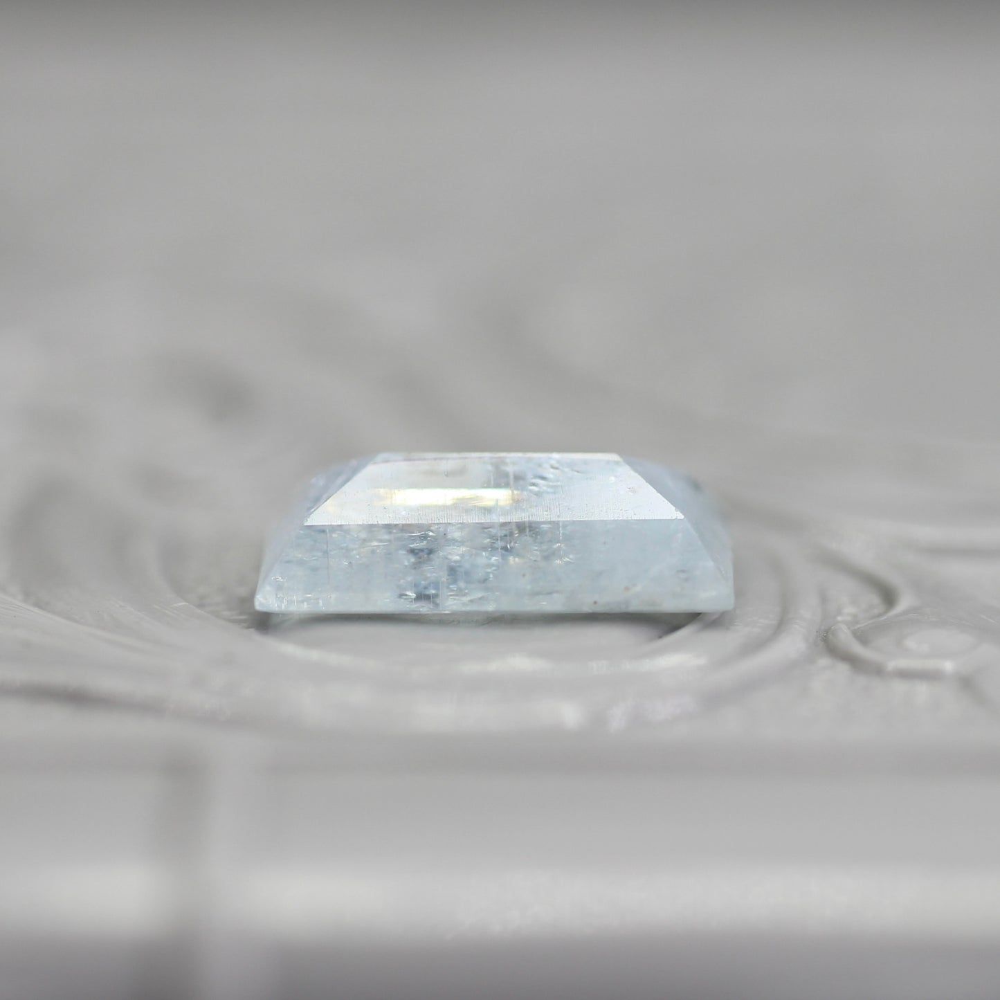 レインボーアクアマリン 1.17ct レクタングルカット  9.6mm×5.2mm×2.7mm【MJ2795】