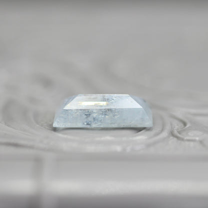 レインボーアクアマリン 1.17ct レクタングルカット  9.6mm×5.2mm×2.7mm【MJ2795】