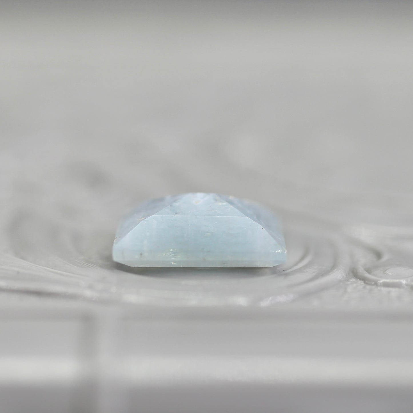 レインボーアクアマリン 1.37ct レクタングルカット  8.1mm×6.5mm×3.1mm【MJ2796】