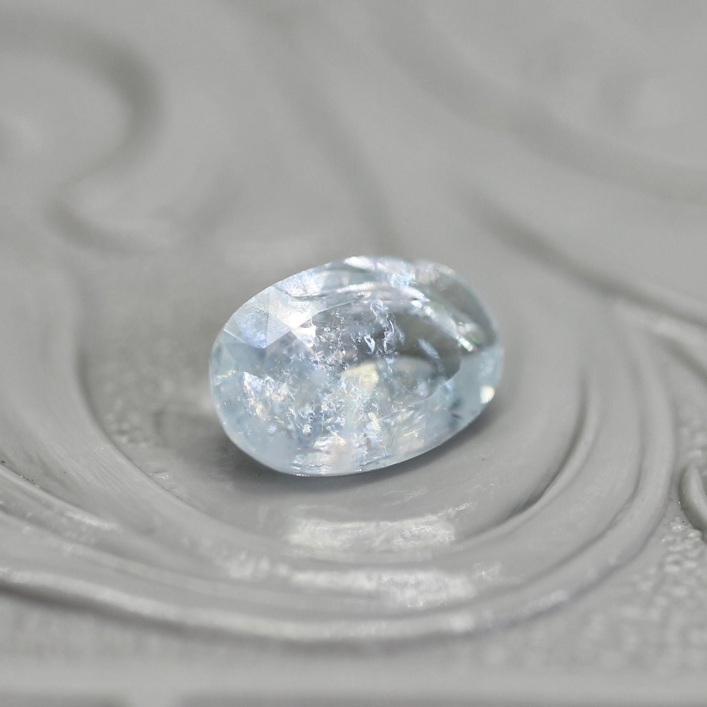 レインボーアクアマリン 0.60ct オーバルカット  7.0mm×4.8mm×2.8mm【MJ2797】