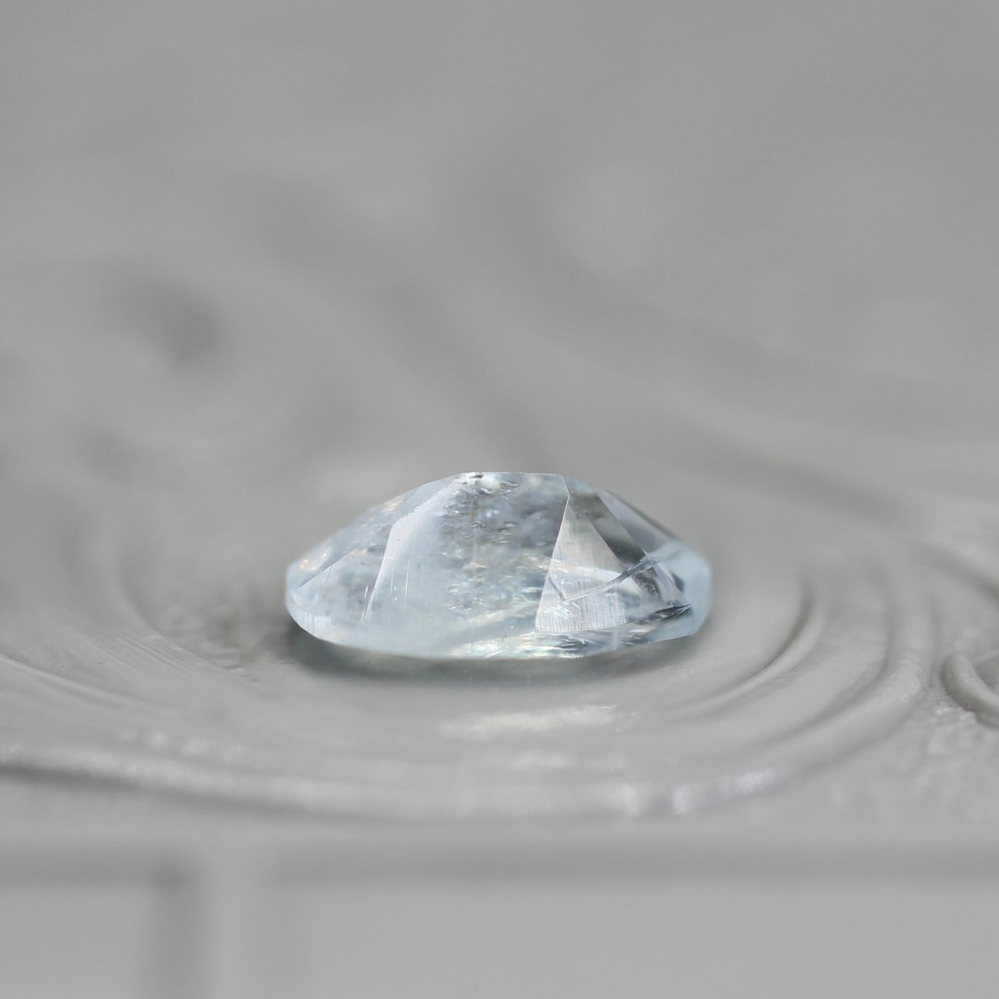 レインボーアクアマリン 0.60ct オーバルカット  7.0mm×4.8mm×2.8mm【MJ2797】