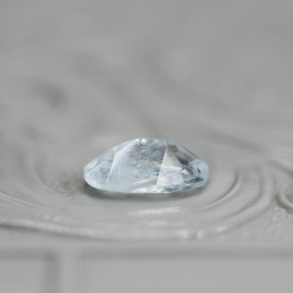 レインボーアクアマリン 0.60ct オーバルカット  7.0mm×4.8mm×2.8mm【MJ2797】