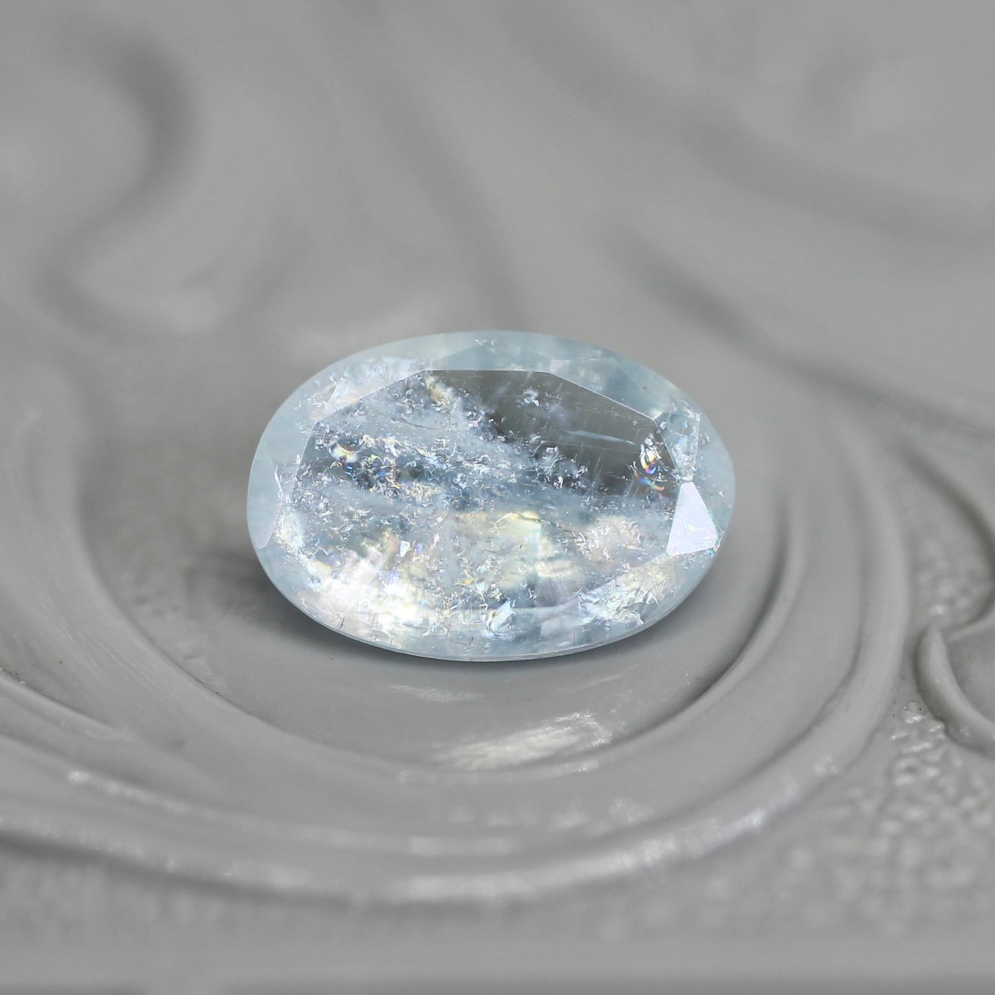 レインボーアクアマリン 0.75ct オーバルカット  7.8mm×5.3mm×2.9mm【MJ2798】