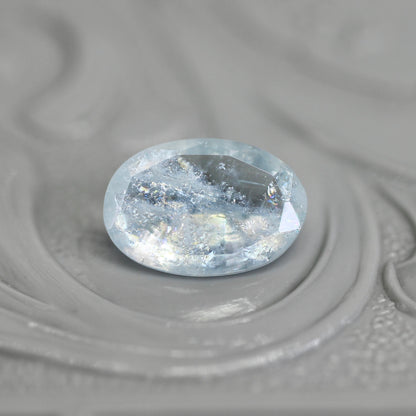 レインボーアクアマリン 0.75ct オーバルカット  7.8mm×5.3mm×2.9mm【MJ2798】