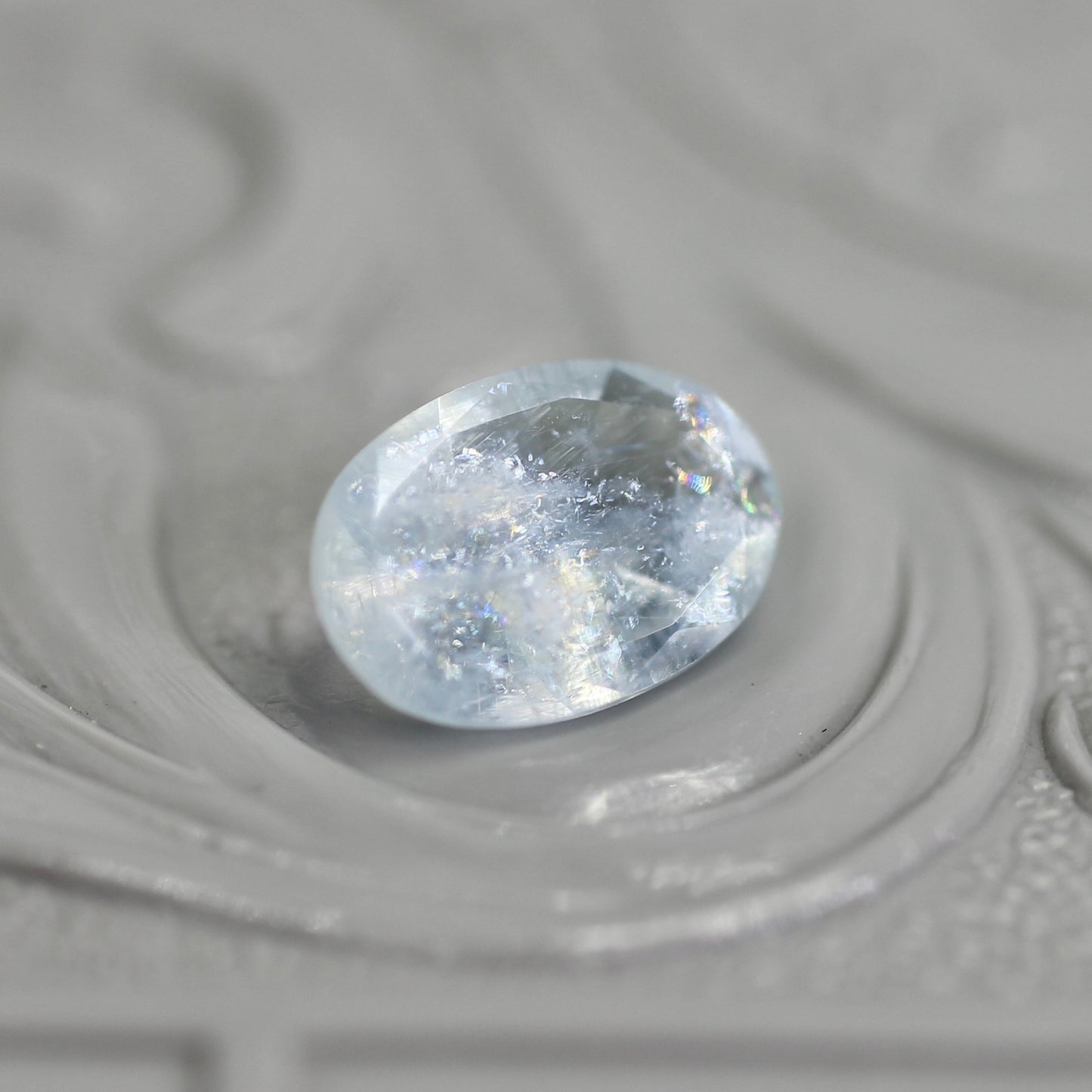 レインボーアクアマリン 0.75ct オーバルカット  7.8mm×5.3mm×2.9mm【MJ2798】