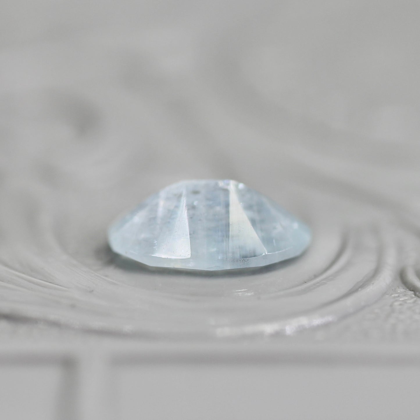 レインボーアクアマリン 0.75ct オーバルカット  7.8mm×5.3mm×2.9mm【MJ2798】