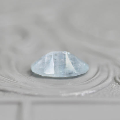 レインボーアクアマリン 0.75ct オーバルカット  7.8mm×5.3mm×2.9mm【MJ2798】