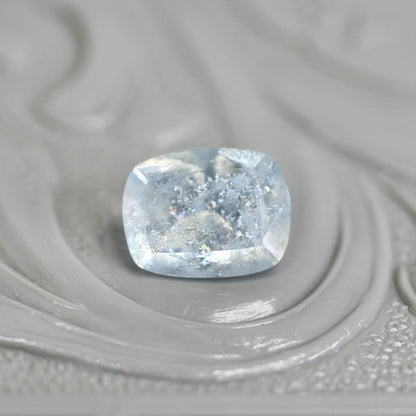 レインボーアクアマリン 0.68ct クッションカット6.5mm×5.1mm×3.2mm【MJ2799】