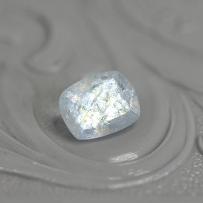 レインボーアクアマリン 0.68ct クッションカット6.5mm×5.1mm×3.2mm【MJ2799】