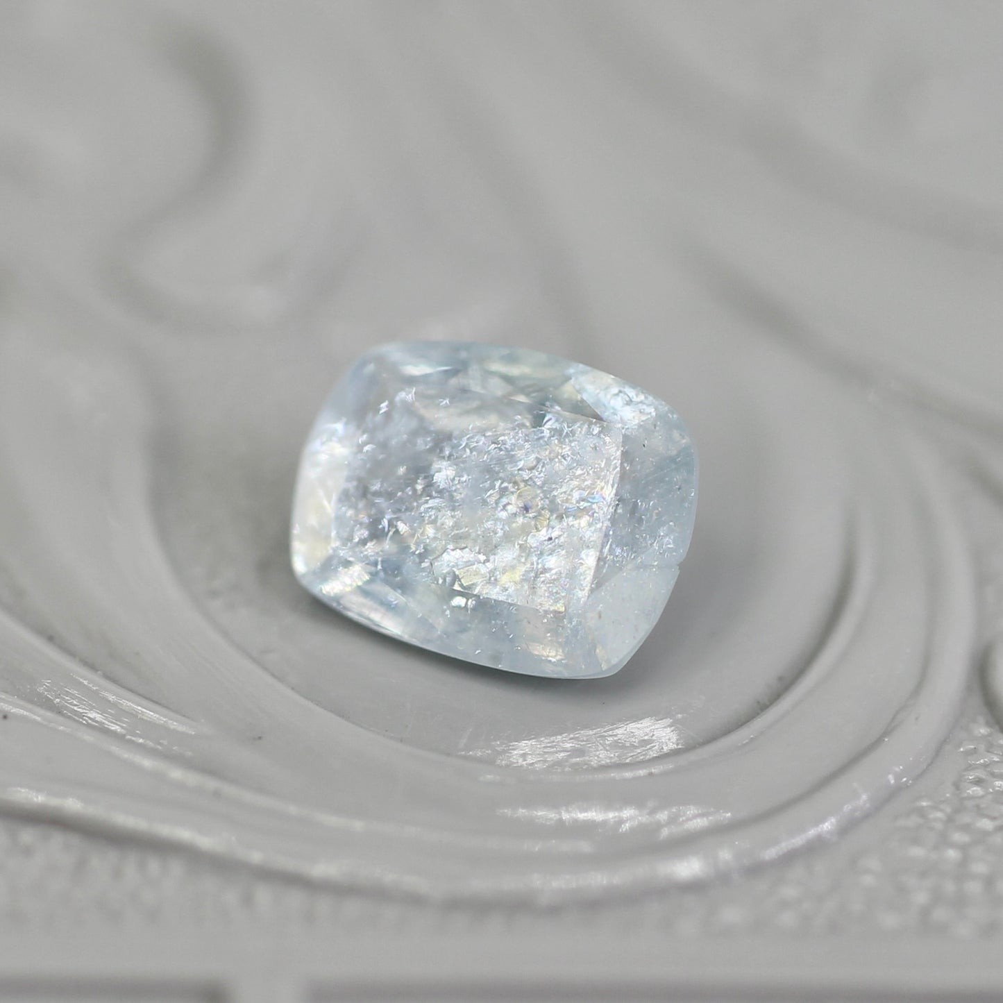 レインボーアクアマリン 0.68ct クッションカット6.5mm×5.1mm×3.2mm【MJ2799】