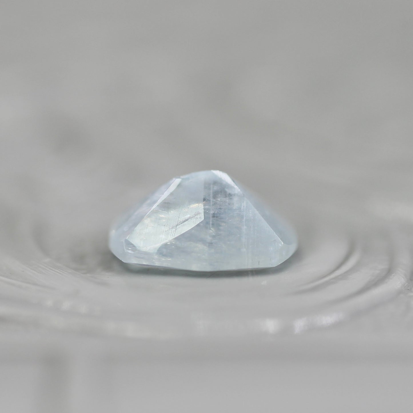 レインボーアクアマリン 0.68ct クッションカット6.5mm×5.1mm×3.2mm【MJ2799】