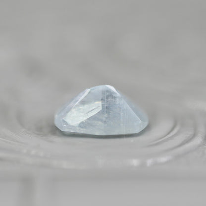 レインボーアクアマリン 0.68ct クッションカット6.5mm×5.1mm×3.2mm【MJ2799】