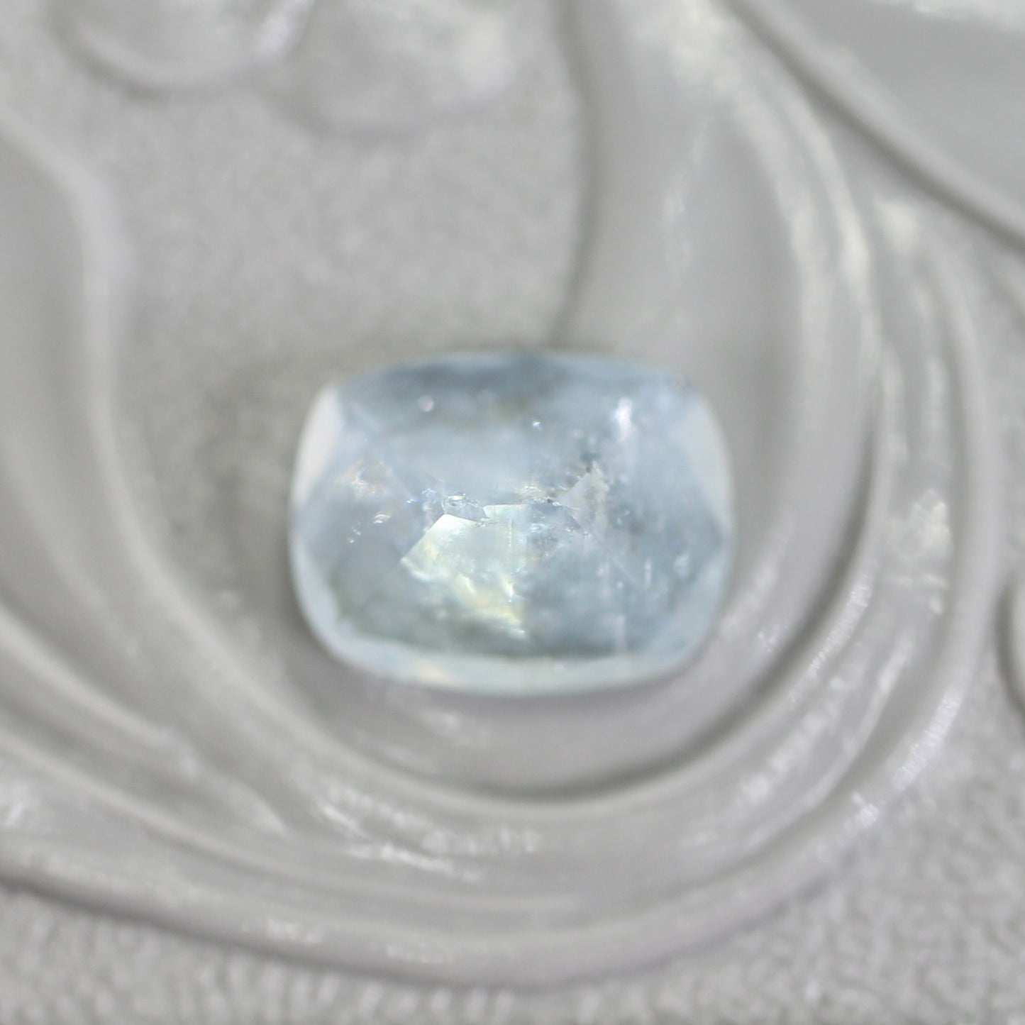 レインボーアクアマリン 0.68ct クッションカット6.5mm×5.1mm×3.2mm【MJ2799】