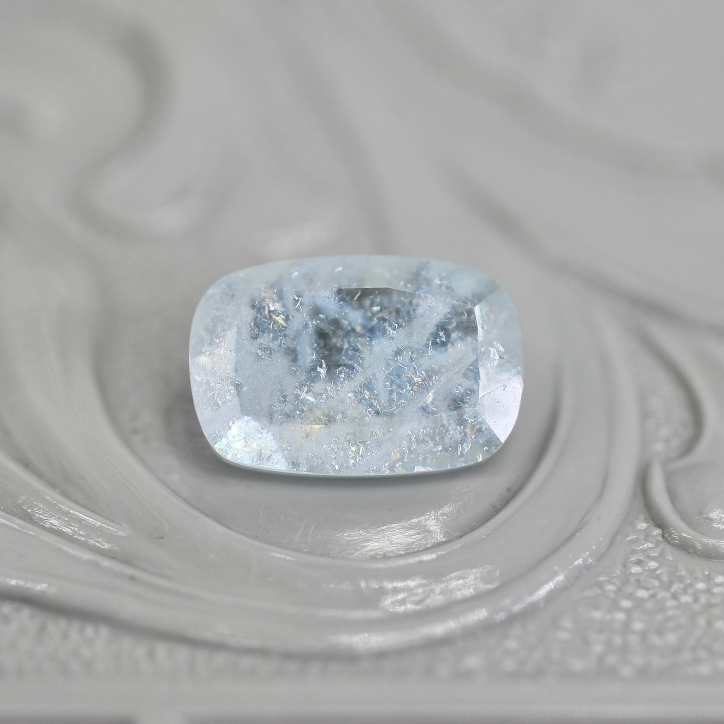 レインボーアクアマリン 0.97ct クッションカット 8.2mm×5.4mm×3.0mm【MJ2800】