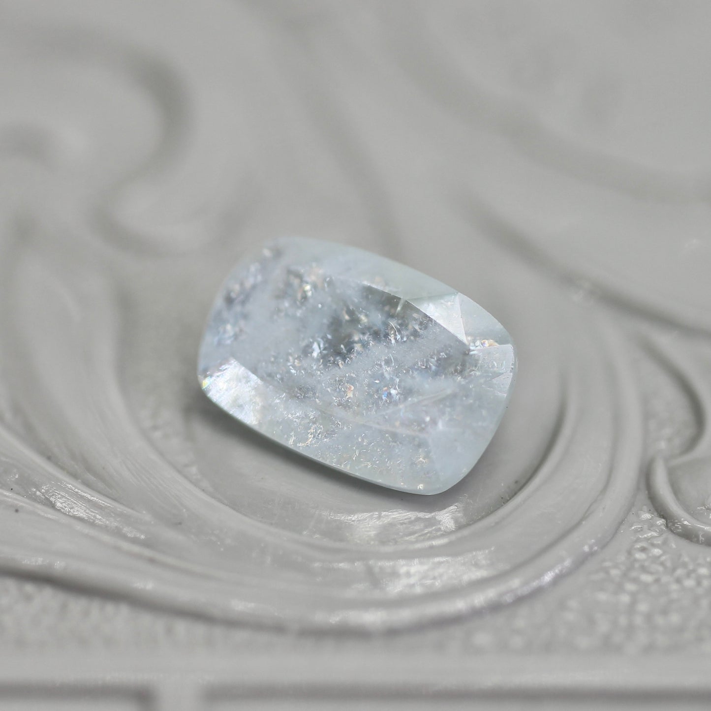 レインボーアクアマリン 0.97ct クッションカット 8.2mm×5.4mm×3.0mm【MJ2800】